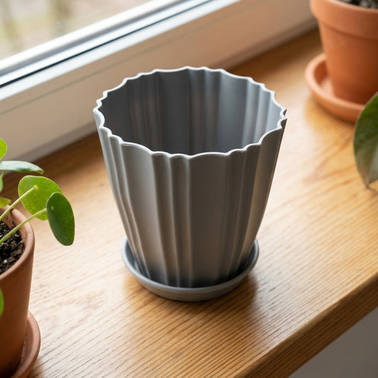 Small ridged flower pot with matching tray in assorted colours