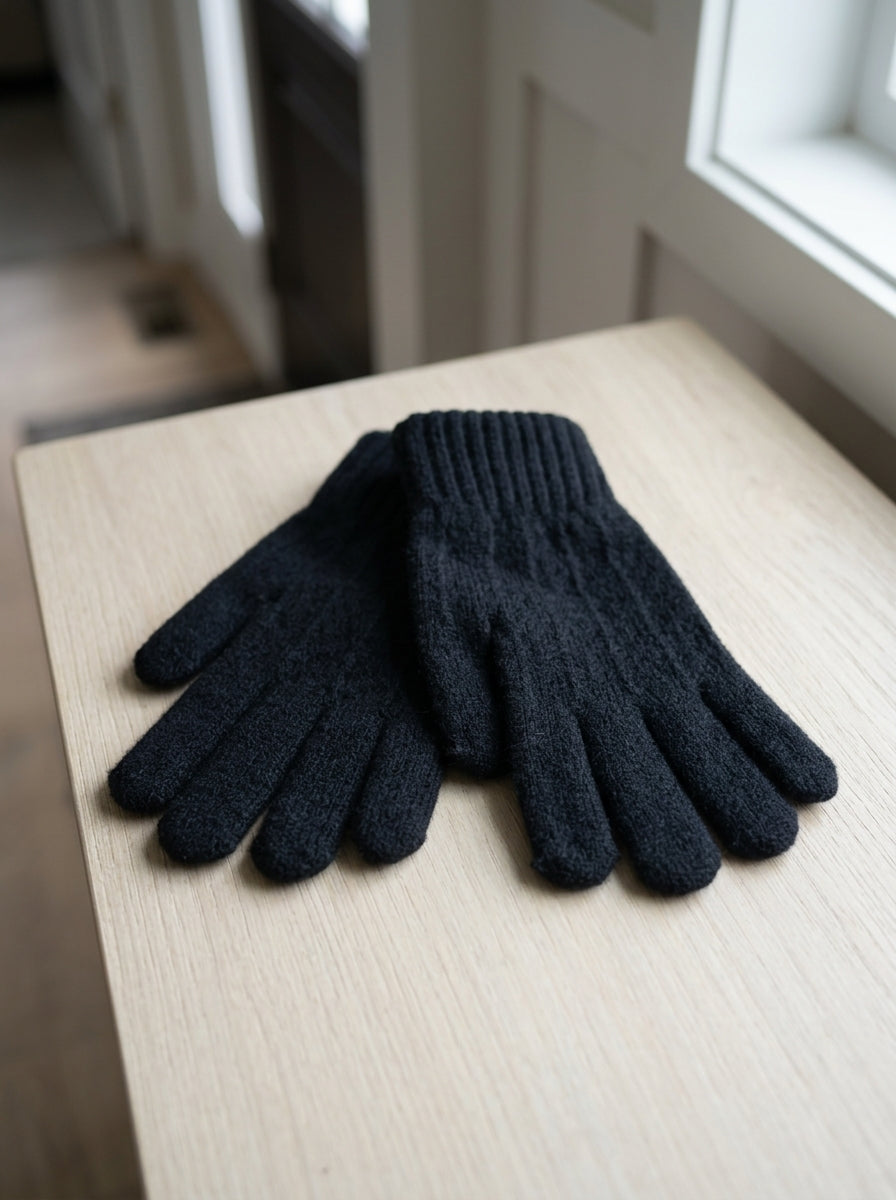 Cosy knit thermal full-finger winter gloves in black with ribbed elastic cuffs for cold weather warmth