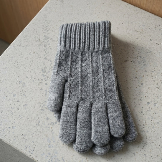 Cosy knit thermal full-finger winter gloves in grey with ribbed elastic cuffs for cold weather warmth